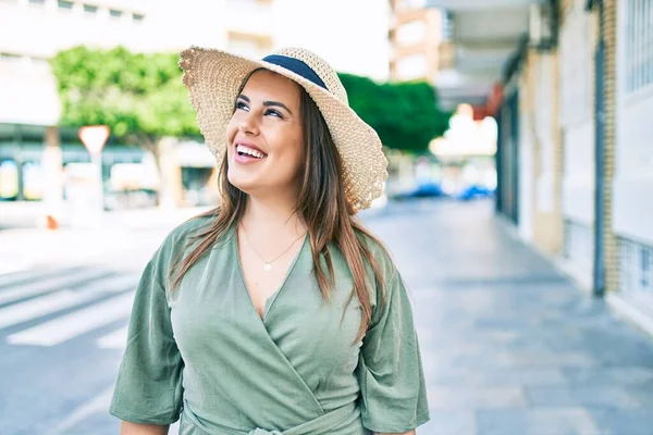 Mulher Hispânica Jovem Férias Sorrindo Feliz Andando Rua Cidade — Fotografia de Stock