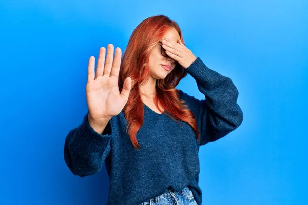 Jovem Mulher Ruiva Bonita Vestindo Camisola Casual Óculos Sobre Fundo — Fotografia de Stock