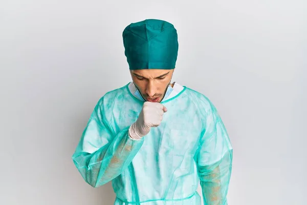 Joven Hombre Guapo Con Uniforme Cirujano Máscara Médica Sensación Malestar —  Fotos de Stock