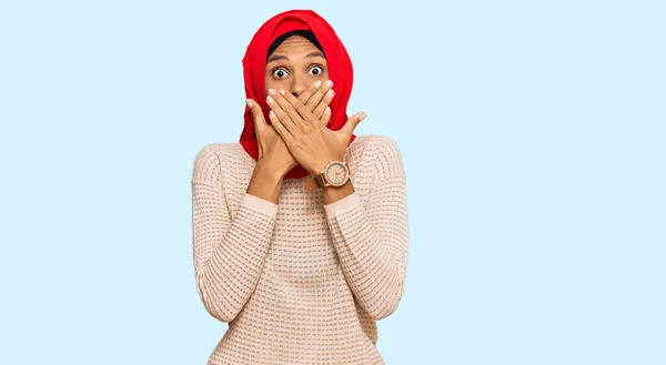 Joven Mujer Afroamericana Vistiendo Tradicional Bufanda Islámica Hijab Impactó Cubriendo —  Fotos de Stock