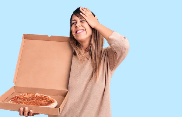 Jovem Mulher Bonita Segurando Entrega Caixa Papelão Com Pizza Estressada — Fotografia de Stock