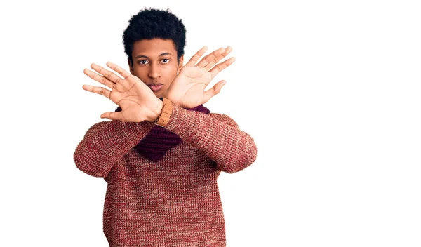 Joven Hombre Afroamericano Vistiendo Suéter Invierno Casual Expresión Rechazo Bufanda —  Fotos de Stock