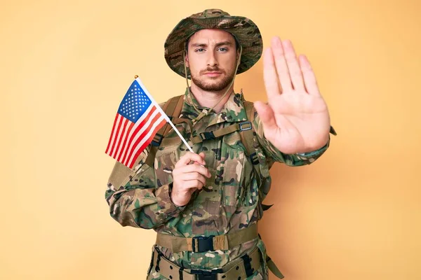 Jovem Caucasiano Vestindo Uniforme Exército Camuflagem Segurando Bandeira Dos Eua — Fotografia de Stock