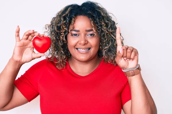 Jonge Afro Amerikaanse Size Vrouw Met Een Hart Glimlachend Met — Stockfoto