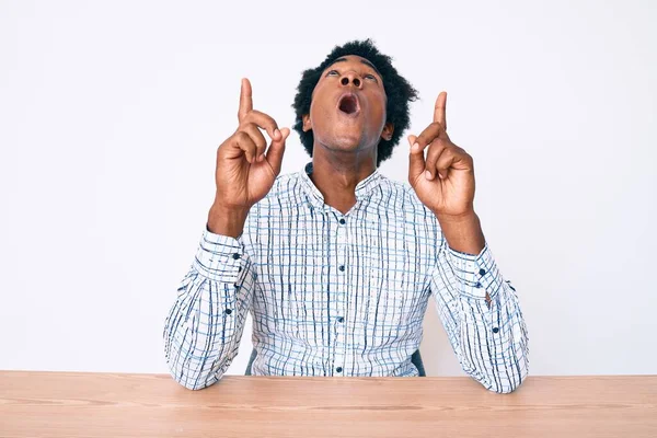 Bonito Homem Americano Africano Com Cabelo Afro Vestindo Roupas Casuais — Fotografia de Stock