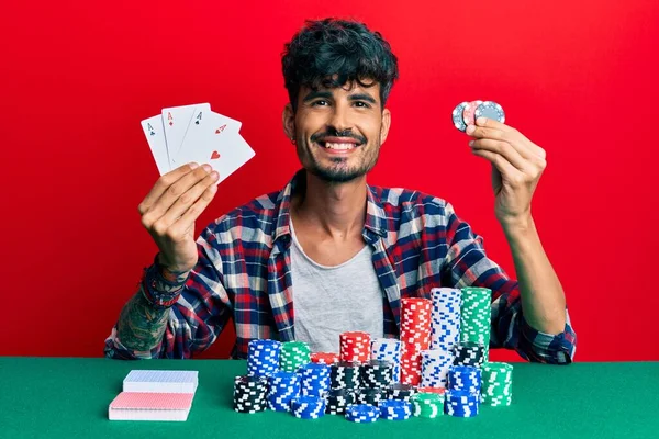 Jovem Hispânico Jogando Poker Segurando Cartas Fichas Casino Sorrindo Com — Fotografia de Stock