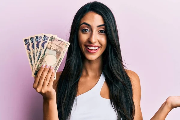 Beautiful Hispanic Woman Holding Japanese Yen Banknotes Celebrating Achievement Happy — Stock Photo, Image