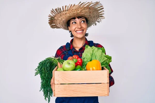 Hermosa Mujer Morena Vistiendo Ropa Granjero Sosteniendo Verduras Sonriendo Mirando —  Fotos de Stock