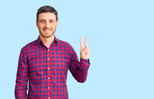 Guapo Joven Con Oso Vistiendo Camisa Casual Mostrando Apuntando Hacia — Foto de Stock