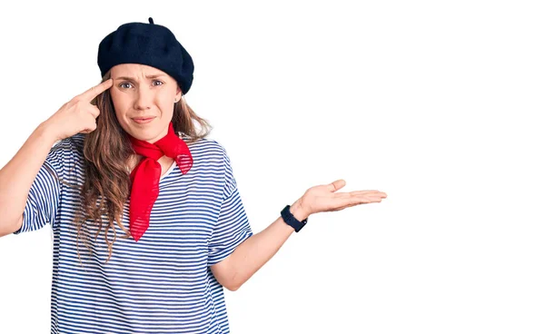Young Beautiful Blonde Woman Wearing French Beret Striped Shirt Confused — Stock Photo, Image