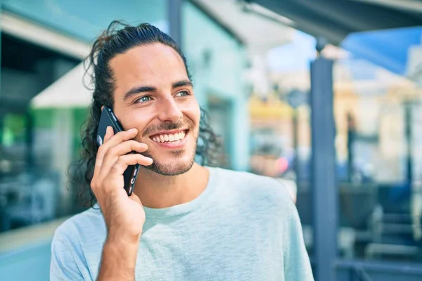 Νεαρός Ισπανός Χαμογελά Χαρούμενος Μιλώντας Στο Smartphone Της Πόλης — Φωτογραφία Αρχείου