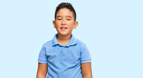 Kleiner Hispanischer Junge Lässiger Kleidung Mit Einem Fröhlichen Und Kühlen — Stockfoto