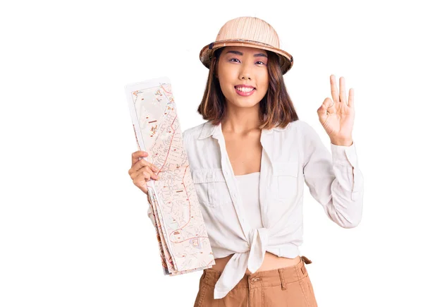 Junge Schöne Chinesische Mädchen Mit Explorer Hut Hält Karte Tun — Stockfoto