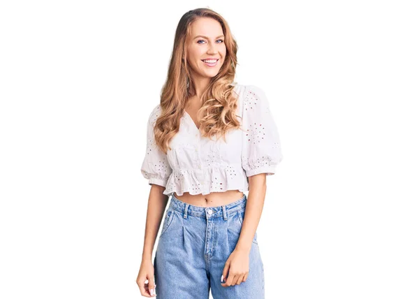 Joven Mujer Caucásica Con Pelo Rubio Usando Elegante Camiseta Verano — Foto de Stock