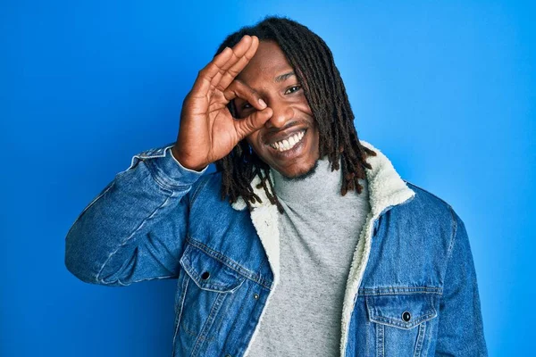 Hombre Afroamericano Con Trenzas Con Chaqueta Vaquera Casual Sonriendo Feliz —  Fotos de Stock