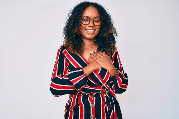 Ung Afrikansk Amerikansk Kvinna Klädd Avslappnade Kläder Och Glasögon Leende — Stockfoto