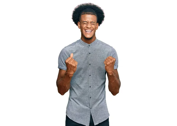 Afro Amerikanischer Mann Mit Afro Haaren Lässiger Kleidung Aufgeregt Für — Stockfoto