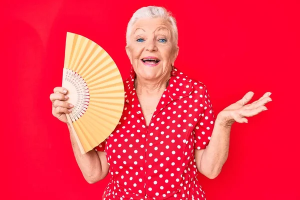 Senior Bella Donna Con Gli Occhi Blu Capelli Grigi Che — Foto Stock