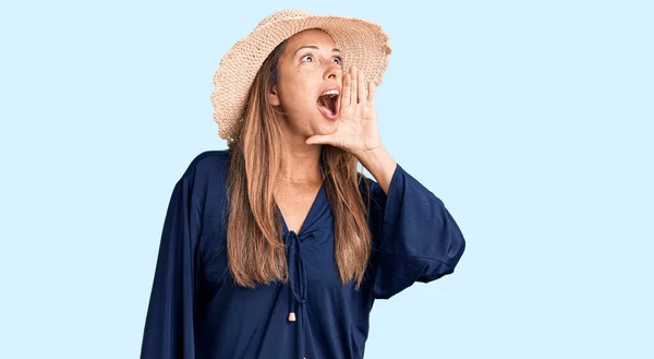 Mujer Hispana Mediana Edad Con Sombrero Verano Gritando Gritando Fuerte — Foto de Stock