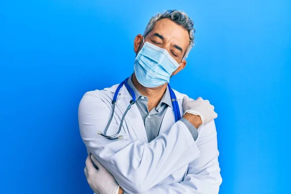 Hombre Pelo Gris Mediana Edad Vistiendo Uniforme Médico Máscara Médica — Foto de Stock