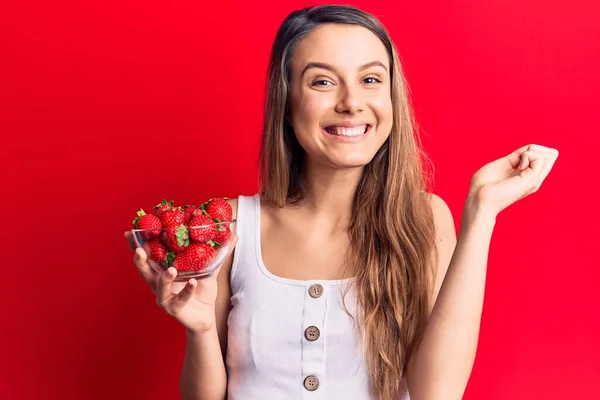 Ung Vacker Flicka Håller Skål Med Jordgubbar Skriker Stolt Firar — Stockfoto