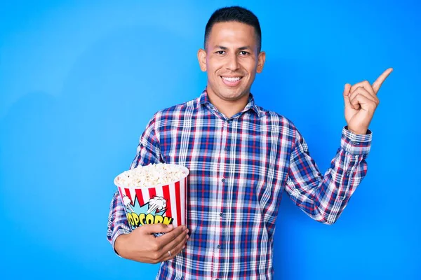 Jeune Homme Latin Beau Tenant Popcorn Sourire Heureux Pointant Avec — Photo