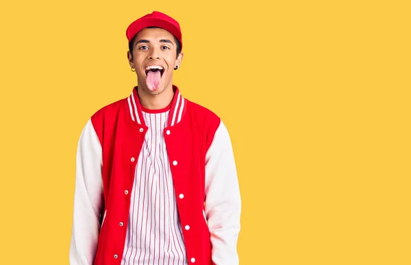 Joven Hombre Amerciano Africano Con Uniforme Béisbol Sacando Lengua Feliz —  Fotos de Stock