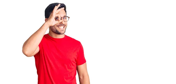 Joven Hombre Hispano Vistiendo Ropa Casual Gafas Sonriendo Feliz Haciendo —  Fotos de Stock