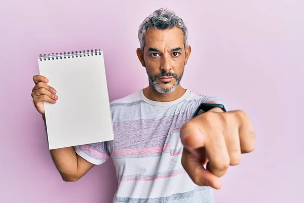 Homem Cabelos Grisalhos Meia Idade Segurando Caderno Vazio Apontando Com — Fotografia de Stock