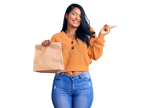 Mujer Hispana Con Pelo Largo Sosteniendo Llevar Bolsa Papel Sonriendo — Foto de Stock