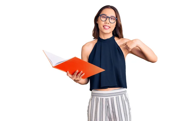 Jong Mooi Chinees Meisje Holding Boek Wijzend Vinger Naar Een — Stockfoto