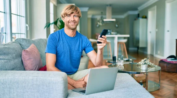 Homem Caucasiano Bonito Meia Idade Relaxando Casa Trabalhando Com Laptop — Fotografia de Stock