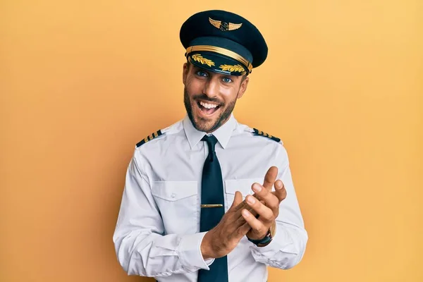 Hombre Hispano Guapo Usando Uniforme Piloto Avión Aplaudiendo Aplaudiendo Felices — Foto de Stock