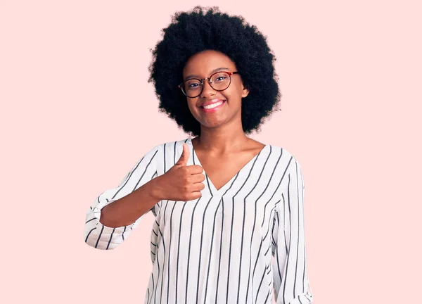Sıradan Kıyafetler Gözlük Takan Afro Amerikalı Genç Bir Kadın Mutlu — Stok fotoğraf