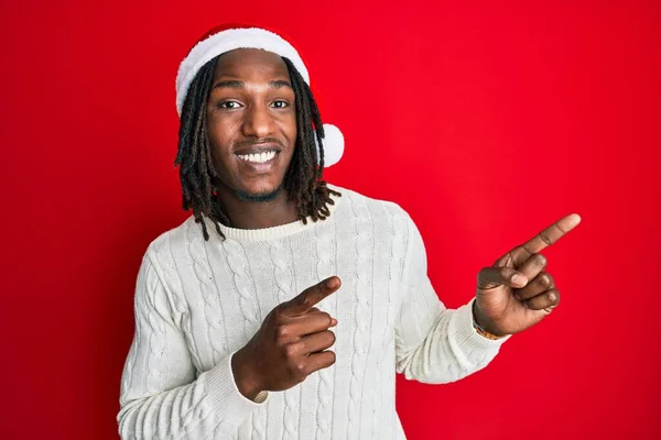 Homem Afro Americano Com Tranças Usando Chapéu Natal Sorrindo Olhando — Fotografia de Stock