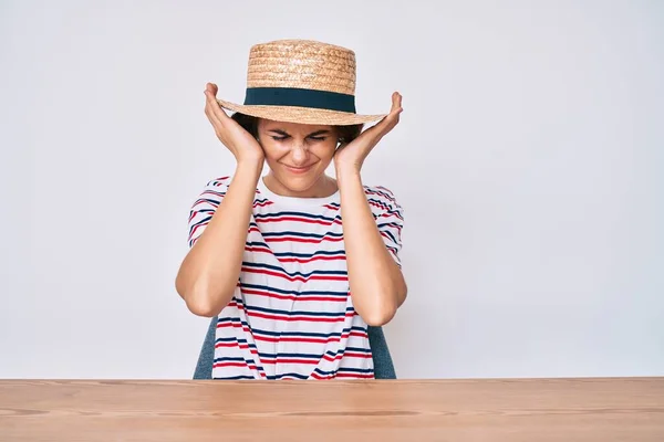 Mujer Hispana Joven Usando Ropa Casual Sombrero Sentado Mesa Sufriendo — Foto de Stock