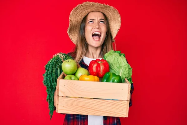 Güzel Beyaz Bir Kadın Elinde Sebzelerle Çiftçi Şapkası Takmış Öfkeli — Stok fotoğraf