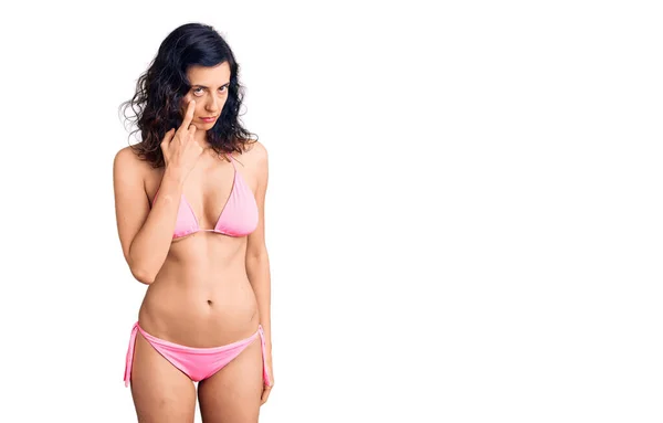 Jeune Belle Femme Hispanique Portant Bikini Pointant Vers Œil Vous — Photo