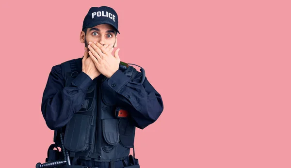 Νεαρός Όμορφος Άντρας Γενειάδα Φορώντας Αστυνομική Στολή Σοκαρισμένος Καλύπτοντας Στόμα — Φωτογραφία Αρχείου