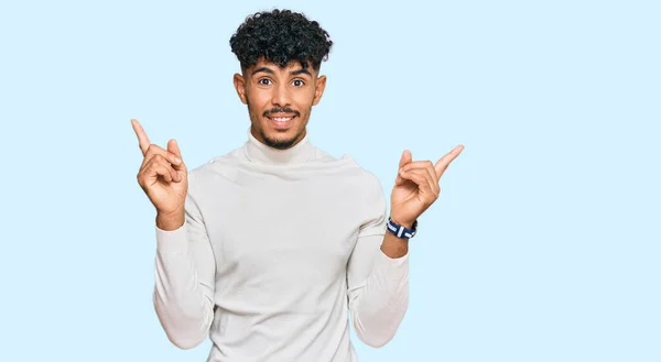 Homem Árabe Jovem Vestindo Camisola Inverno Casual Sorrindo Confiante Apontando — Fotografia de Stock