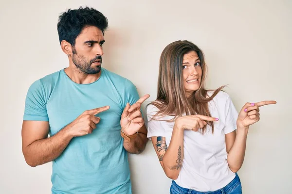 Schöne Junge Paar Von Freund Und Freundin Zusammen Zeigt Besorgt — Stockfoto