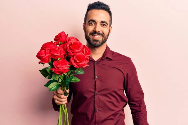 Homem Hispânico Jovem Segurando Flores Olhando Positivo Feliz Sorrindo Com — Fotografia de Stock