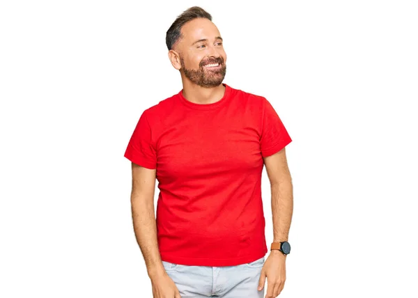 Hombre Guapo Mediana Edad Con Camiseta Roja Casual Mirando Hacia — Foto de Stock