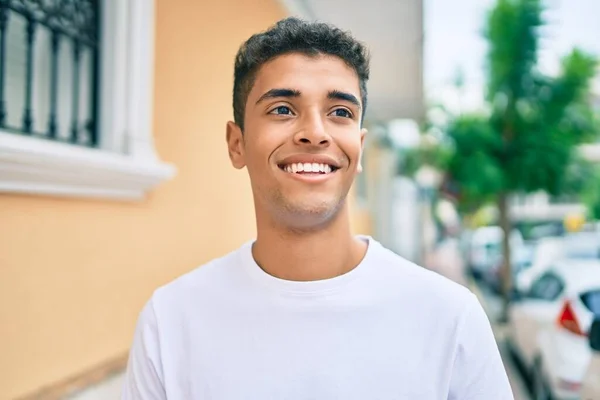 Giovane Uomo Latino Sorridente Felice Passeggiando Città — Foto Stock