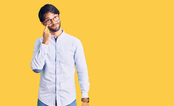 Hezký Hispánec Pracovní Košili Brýlích Ukazuje Oko Dívá Jak Gestikuluješ — Stock fotografie