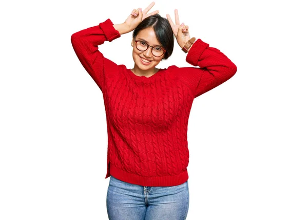 Jovem Bela Mulher Hispânica Com Cabelo Curto Vestindo Camisola Casual — Fotografia de Stock