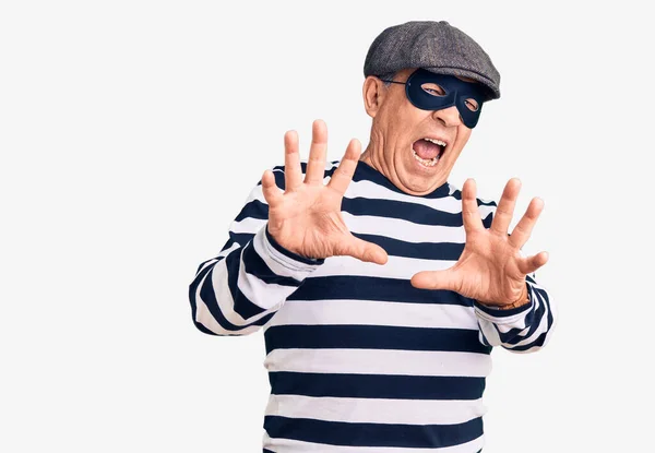 Älterer Gutaussehender Mann Mit Einbrechermaske Und Shirt Ängstlich Und Verängstigt — Stockfoto