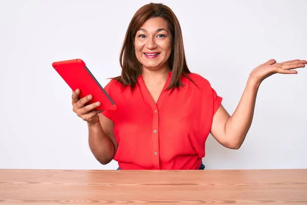 Middelbare Leeftijd Brunette Spaanse Vrouw Met Behulp Van Touchpad Zitten — Stockfoto