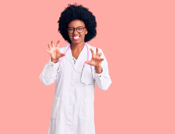 Joven Afroamericana Americana Mujer Vistiendo Médico Abrigo Estetoscopio Sonriendo Divertido — Foto de Stock