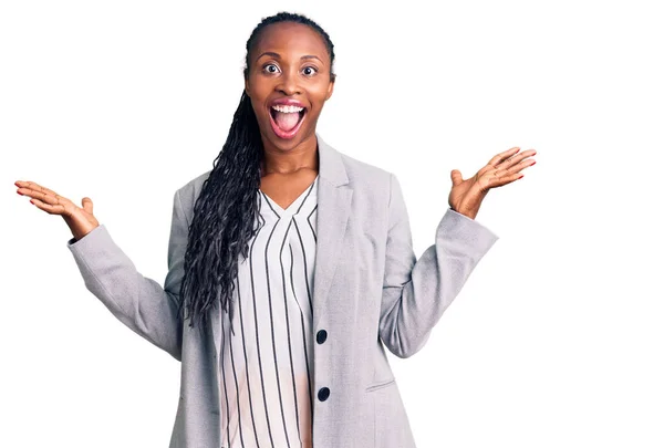 Młoda Afroamerykanka Ubrana Ubrania Biznesowe Świętująca Zwycięstwo Szczęśliwym Uśmiechem Zwycięską — Zdjęcie stockowe